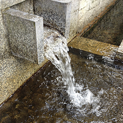 伏流水が湧き出る井戸「小見泉」